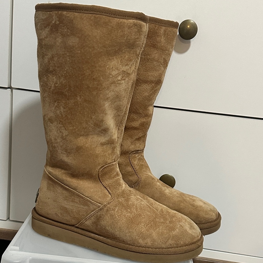 Women’s UGG Boots (Size 6)